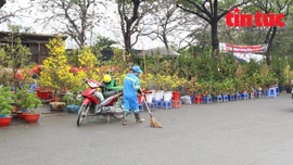 Công nhân môi trường căng mình dọn rác tại các chợ hoa xuân