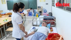 Chăm lo, đảm bảo sinh hoạt cho hàng trăm người dân tránh bão tại trường học ở Hà Nội