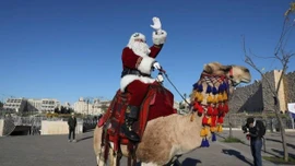 Ông già Noel tới thăm vùng đất thánh Jerusalem