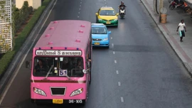 Xe buýt 'hung thần màu hồng' trên đường phố Thái Lan