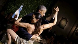 Ông Obama nhảy Tango điệu nghệ cùng vũ công xinh đẹp