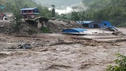 Hình ảnh kinh hoàng mưa lũ cuốn trôi người đi đường ở Nepal