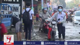 TP Hồ Chí Minh: Học sinh vất vả đến trường do triều cường