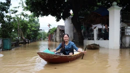 Nước sông dâng cao, người dân huyện Chương Mỹ (Hà Nội) phải bơi thuyền vào nhà