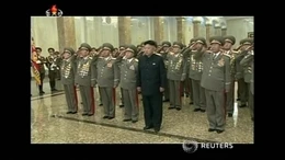 Ông Kim Jong-un trang nghiêm kỷ niệm sinh nhật cha 