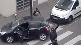 Hai tay súng bắn cảnh sát sau khi tấn công tòa soạn Charlie Hebdo