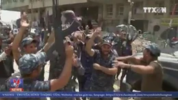 Giành lại Mosul từ tay IS, binh lính Iraq tràn ra đường nhảy múa