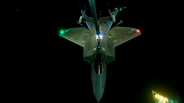 'Ác điểu' F-22 và 'kỵ binh' B1 tiếp liệu giữa trời đêm Syria