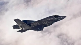 F-35 lần đầu tiên hạ cánh xuống tàu sân bay