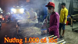 Một cửa hàng trên đường Tân Kỳ - Tân Quý (quận Tân Phú) đã nướng xuyên đêm 1.000 con cá phục vụ cho ngày vía Thần Tài.